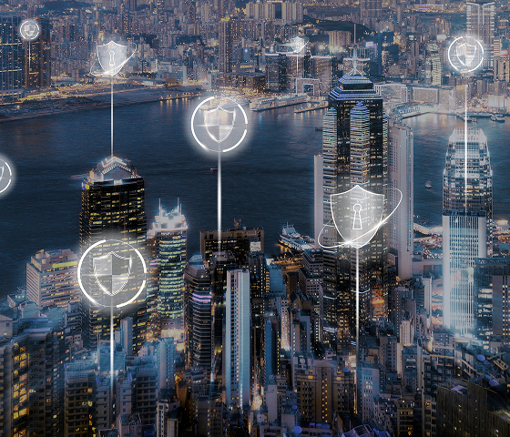 Überblick auf eine Stadt mit digitalen Sicherheitssymbolen, die über Wolkenkratzern und einem Gewässer dargestellt sind.